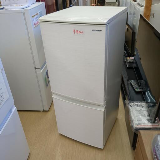 SHARP✨2ドア冷蔵庫✨SJ-D14F-W✨137Ｌ✨2020年製✨ホワイトカラー,細かい傷、動作確認済(保証３ヵ月）・洗浄・除菌済み✨USED品【こちらは店舗です。浜村鹿野温泉ICから3分 買取本舗 宮本リサイクル 営業時間9～19時 定休日水曜のみ】