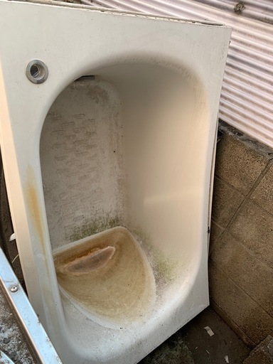 値下げしました　システムバスで使用してた　浴槽と台です　掃除してません　汚れてます