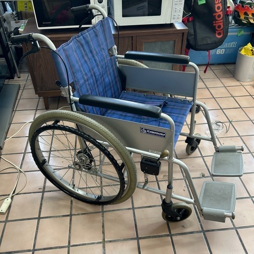 KAWAMURA 折りたたみ車椅子　　100kg まで