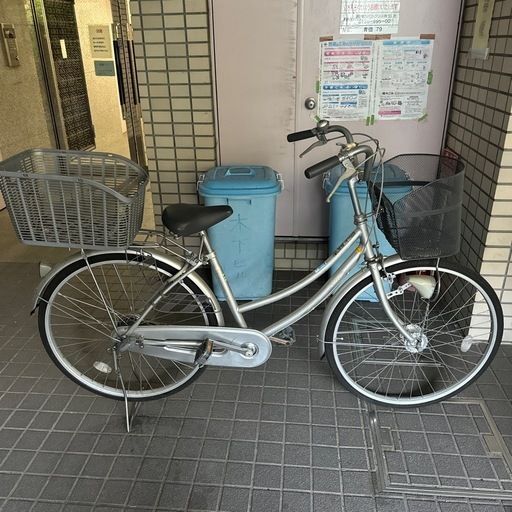 大人用自転車　26インチ　後ろカゴ付き　3段ギア、オートライト、鍵付き
