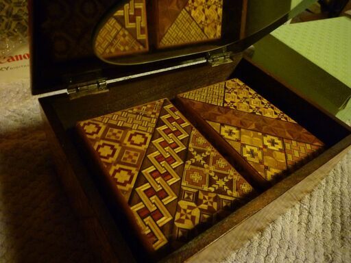 箱根伝統工芸品寄木細工化粧箱と寄せ木からくり箱２個セット中古品