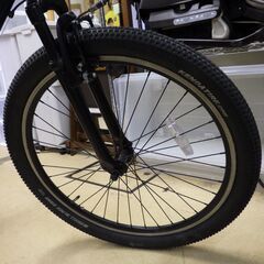 26インチ クロスバイク 6速切替 フロントサスペンション付き ブロックタイヤ 26×2.35 ブラック 防犯登録解除済み