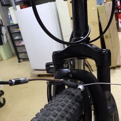 26インチ クロスバイク 6速切替 フロントサスペンション付き ブロックタイヤ 26×2.35 ブラック 防犯登録解除済み