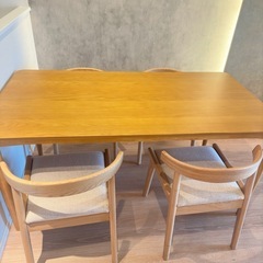 ダイニングテーブルと椅子４脚