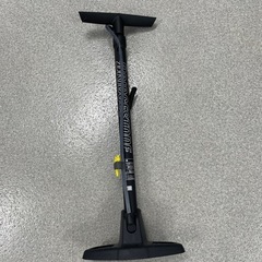 折りたたみ式自転車（AMADEUS）と空気入れ