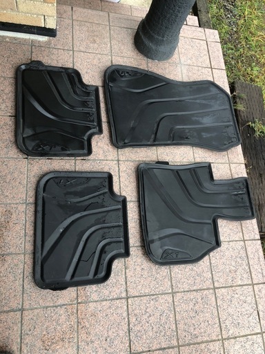 2020年式ＢＭＷX1純正ゴムマット