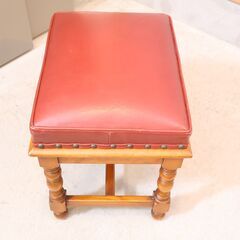 横浜クラシック家具 Daniel(ダニエル)のアーリーアメリカンシリーズ A-537 スツールです。樺桜無垢材を使用したアンティーク調の腰掛け椅子は鏡台と合わせドレッサースツールとしてもおススメです♪