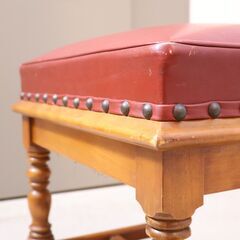 横浜クラシック家具 Daniel(ダニエル)のアーリーアメリカンシリーズ A-537 スツールです。樺桜無垢材を使用したアンティーク調の腰掛け椅子は鏡台と合わせドレッサースツールとしてもおススメです♪