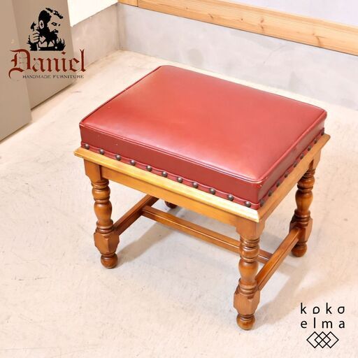 横浜クラシック家具 Daniel(ダニエル)のアーリーアメリカンシリーズ A-537 スツールです。樺桜無垢材を使用したアンティーク調の腰掛け椅子は鏡台と合わせドレッサースツールとしてもおススメです♪