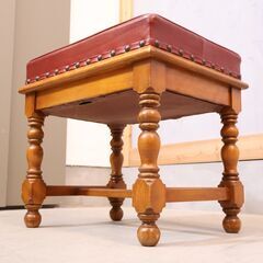 横浜クラシック家具 Daniel(ダニエル)のアーリーアメリカンシリーズ A-537 スツールです。樺桜無垢材を使用したアンティーク調の腰掛け椅子は鏡台と合わせドレッサースツールとしてもおススメです♪