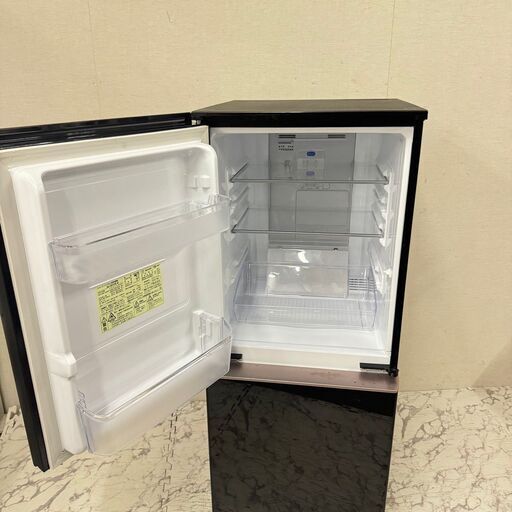 19966  SHARP 一人暮らし2D冷蔵庫 ミラートップ つけかえどっちもドア 2019年製 137L ◆大阪市内・東大阪市他 6,000円以上ご購入で無料配達いたします！◆ ※京都・高槻・枚方方面◆神戸・西宮・尼崎方面◆生駒方面、大阪南部方面　それぞれ条件付き無料配送あり！ 19966 SHARP 一人暮らし2D冷蔵庫 ミラートップ つけかえどっちも