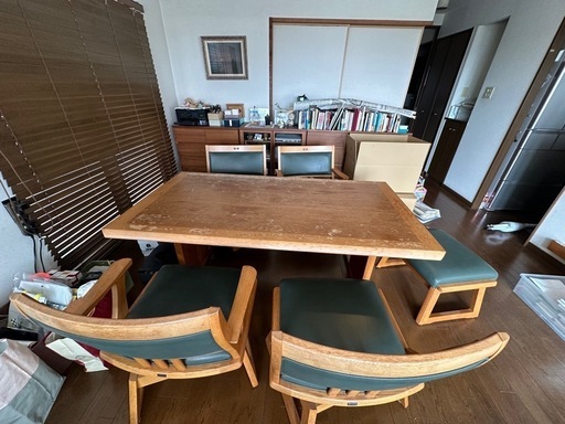 マルニのダイニングテーブルと椅子です。