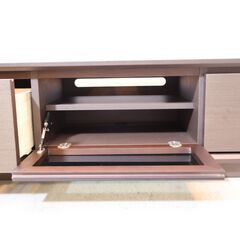 ドイツのメーカーHUKLA(フクラ)社のBLSテレビボードです。シンプルなデザインと落ち着いた色合いがスタイリッシュな印象のモダンなローボードです！収納力も豊富な機能的なAVボード。