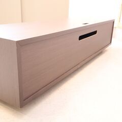 ドイツのメーカーHUKLA(フクラ)社のBLSテレビボードです。シンプルなデザインと落ち着いた色合いがスタイリッシュな印象のモダンなローボードです！収納力も豊富な機能的なAVボード。