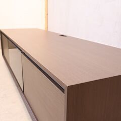 ドイツのメーカーHUKLA(フクラ)社のBLSテレビボードです。シンプルなデザインと落ち着いた色合いがスタイリッシュな印象のモダンなローボードです！収納力も豊富な機能的なAVボード。