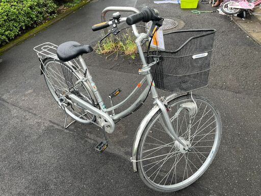 リサイクルショップどりーむ天保山店　No1411　自転車　ママチャリ　シルバー　27インチ　6段ギア付き　LEDオートライト付き　鍵付き　ハンドルロック付き リサイクルショップどりーむ天保山店 No1411 自転車 ママチャリ