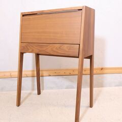 karimoku(カリモク家具)よりQT2811 ウォールナット材 ドレッサー。鏡やデスクをフラップ扉で目隠し収納可能。コンパクトなので置く場所を選ばず、ライティングデスクやPC等の作業台にも便利です