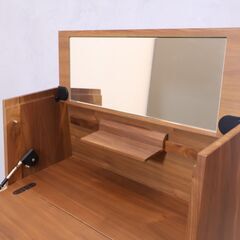 karimoku(カリモク家具)よりQT2811 ウォールナット材 ドレッサー。鏡やデスクをフラップ扉で目隠し収納可能。コンパクトなので置く場所を選ばず、ライティングデスクやPC等の作業台にも便利です