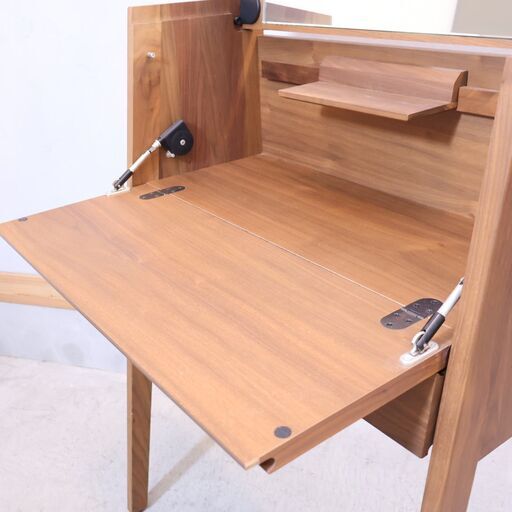 karimoku(カリモク家具)よりQT2811 ウォールナット材 ドレッサー  