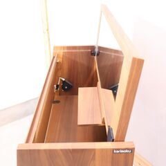 karimoku(カリモク家具)よりQT2811 ウォールナット材 ドレッサー。鏡やデスクをフラップ扉で目隠し収納可能。コンパクトなので置く場所を選ばず、ライティングデスクやPC等の作業台にも便利です