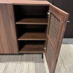 コンテナ保管中】【展示品・未使用品】キャビネット ラタン調 リビング 