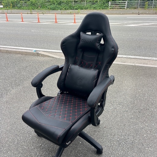 ☆  中古品  Dowinxオフィスチェア/ゲーミングチェア/パソコンチェア/デスクチェア/リクライニングチェア 伸縮可能のオットマン 新開発中世ヨーロッパ風(黒／赤)  ☆\n