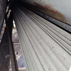 シャッター　横約190センチ　2個セット　真ん中レール芯棒などあります　画像で判断お願いいたします。小屋など作られる方古民家　車庫など作られる方いかがでしょうか?　シャッター2個セットの値段