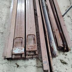 シャッター　横約190センチ　2個セット　真ん中レール芯棒などあります　画像で判断お願いいたします。小屋など作られる方古民家　車庫など作られる方いかがでしょうか?　シャッター2個セットの値段