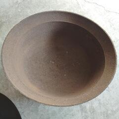 大幅値下げしました。98000円から19800円から9800円に 炊き出し用釜　災害時　キャンプ　タケノコ湯がき　お茶モミ　お茶乾燥など運動会　露天商など　サイズ54センチ　深さ約20  ネットでも鉄釜高いです　定型文の方はご遠慮ください。　鉄釜購入の方に下の鉄かまどお付けします　下の鉄かまどは写真の物とは少し違う場合があります。 大幅値下げしました。98000円から19800円に 炊き出し用釜 災害時