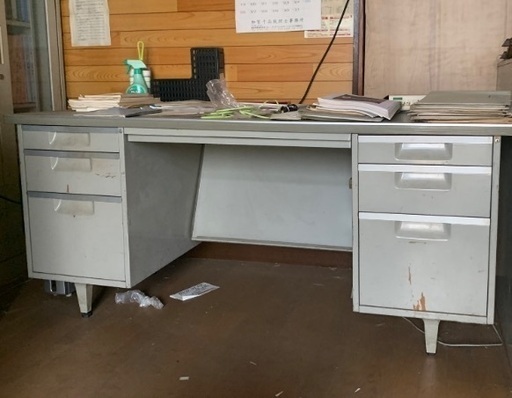 オフィス用デスクになります、