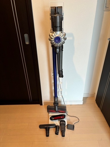 取引き中！Dyson v6（付属品付き）とTOWER 山崎実業 ダイソン 掃除機 スタンド