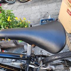 クロスバイク　２７インチ　６変速　カゴ　雨カバー　付き　黒　配達可能