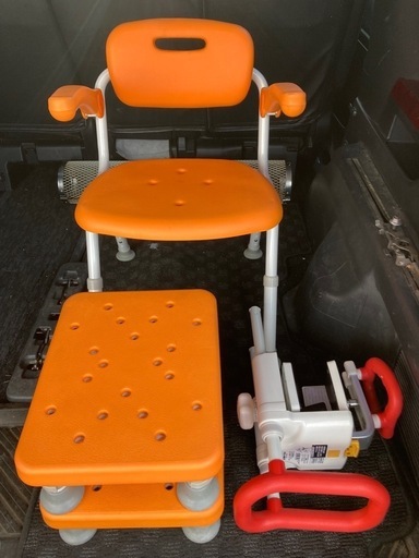 介護用品、お風呂用シャワーイスと浴槽台2点まとめてです。