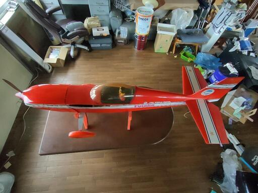 古いエンジン飛行機です