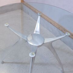 IDC OTSUKA(大塚家具)で取り扱われていたダイニングテーブル。円形の 