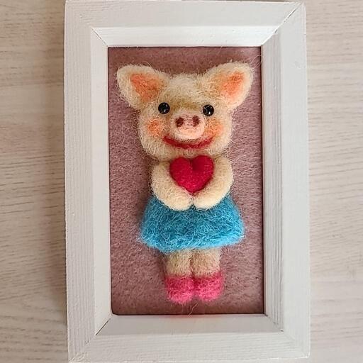 ワンピース子ぶた　羊毛フェルト額