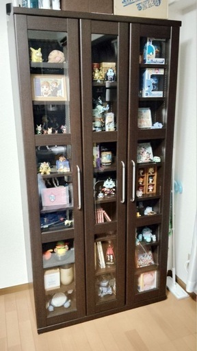 ブラウン色 スライド式本棚　収納力にすぐれ、ガラス扉付き ガラス扉付きスライド式本棚 ブラウン色 スライド式本棚 収納力に