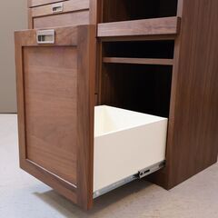 SUETSUGU(末次家具)のFINO(フィーノ) ウォールナット材 キッチンボードです。カウンター天板のステンレスがアクセントになるナチュラルモダンなカップボード。スリムなのでスッキリとした印象に♪