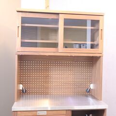 SUETSUGU(末次家具)のFINO(フィーノ) ウォールナット材 キッチンボードです。カウンター天板のステンレスがアクセントになるナチュラルモダンなカップボード。スリムなのでスッキリとした印象に♪