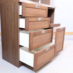 SUETSUGU(末次家具)のFINO(フィーノ) ウォールナット材 キッチンボードです。カウンター天板のステンレスがアクセントになるナチュラルモダンなカップボード。スリムなのでスッキリとした印象に♪