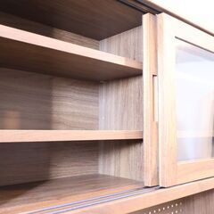 SUETSUGU(末次家具)のFINO(フィーノ) ウォールナット材 キッチンボードです。カウンター天板のステンレスがアクセントになるナチュラルモダンなカップボード。スリムなのでスッキリとした印象に♪