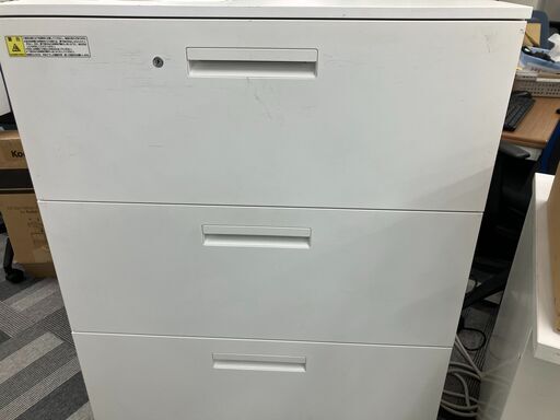 オフィス用の事務用棚を売ります。