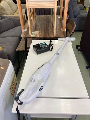 【リサイクルショップ　ピカソ　小松原】【美品】マキタ コードレス掃除機 10.8Vバッテリ充電器付 カプセル式 CL108★0144★
