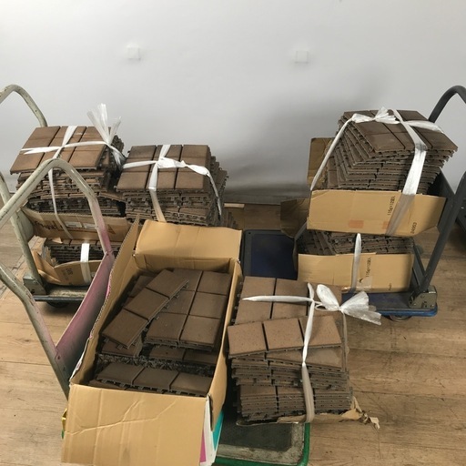 1019 屋外用 タイル 細切れパーツあり　枚数不明（140〜150はありそうです） (959669〜)