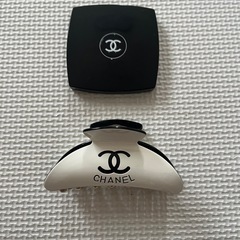 CHANEL ヘアクリップ andハンドミラー