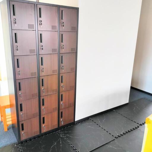 解体可能　ネジ不要新品・未使用　木目調18人ロッカー