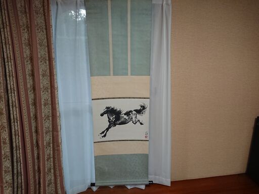 ①北京市珠宝玉器商店の包装紙に包まれていた掛け軸　奔馬　徐悲鴻　と記載