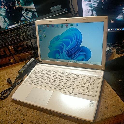 (^引渡し先決まりました‍↕️^)激速SSD 富士通ノートパソコン  Core-i3 / SSD 180ギガ / メモリ 8ギガ / ブルーレイ / ウェブカメラ / テンキー / 人気のホワイトボディ / Windows11 最近版アップデート済み / Office2021プロplus インストール済み /(^^)