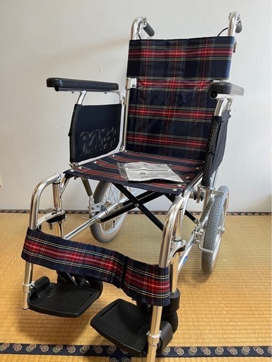 介護　\nほぼ新品の介助式車椅子。軽量コンパクト。
