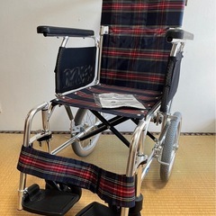 介護　
ほぼ新品の介助式車椅子。軽量コンパクト。